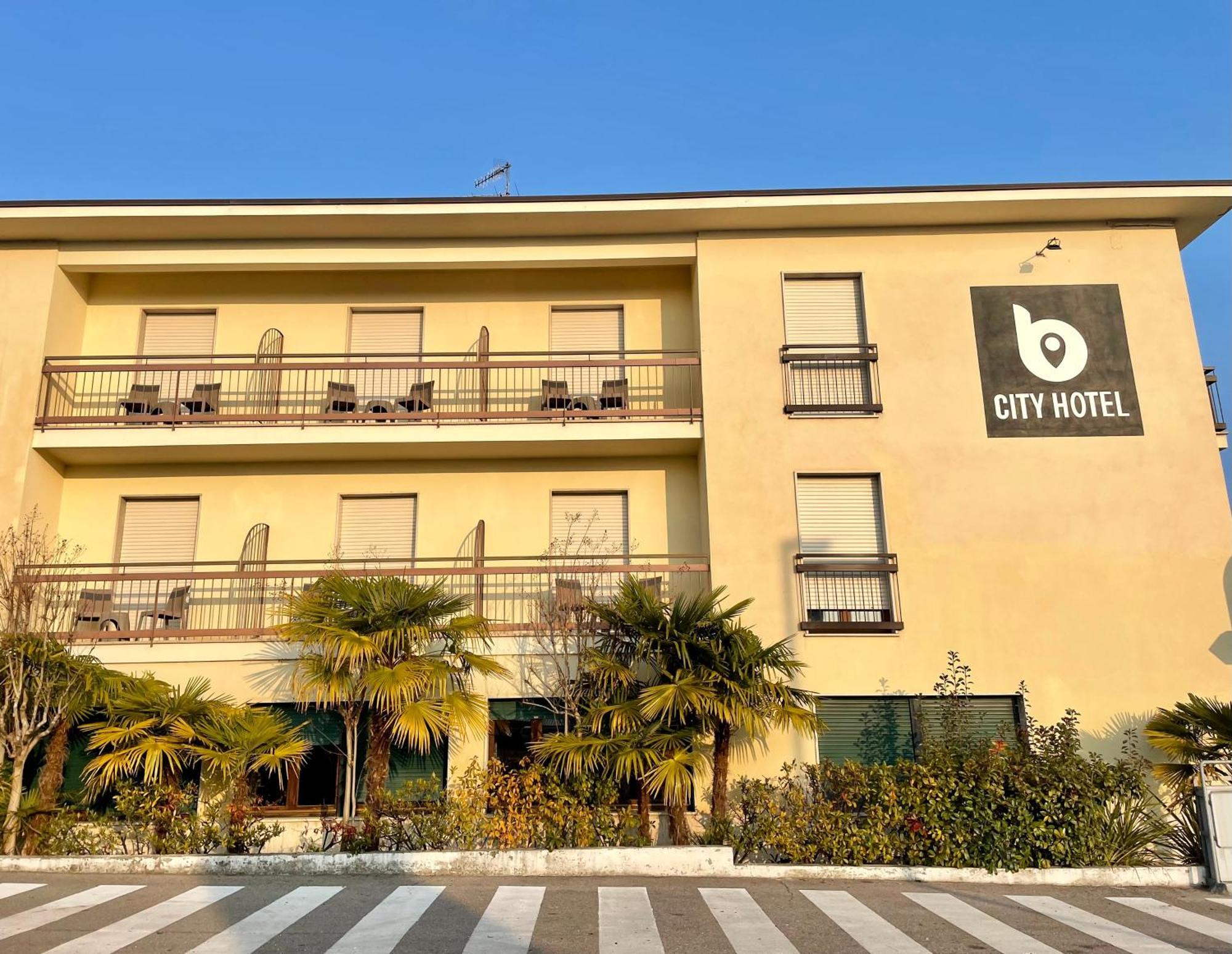 B City Hotel บาร์โดลิโน ภายนอก รูปภาพ
