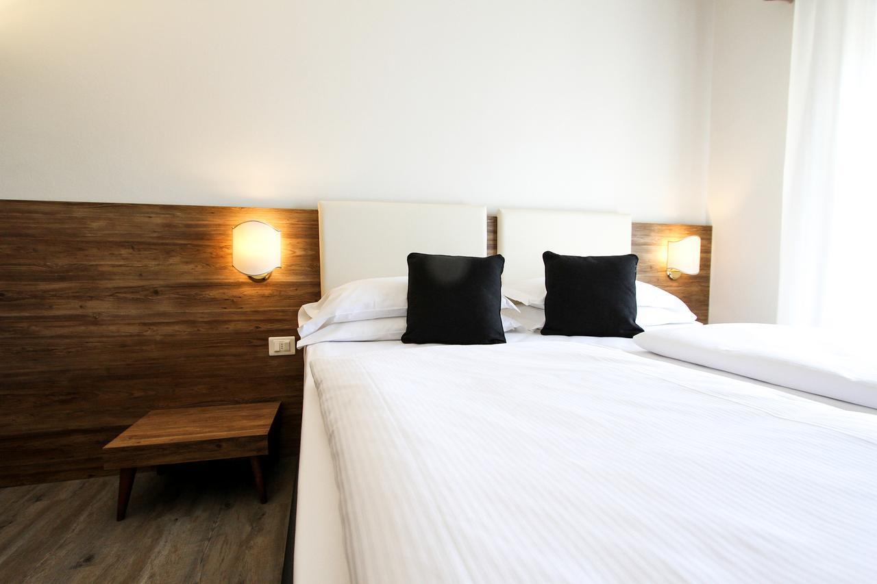 B City Hotel บาร์โดลิโน ภายนอก รูปภาพ